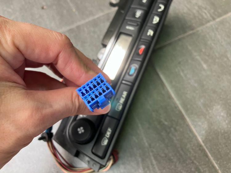 แผงจอควบคุมแอร์ Jaguar Daimler X300 XJ6 Sovereign ของแท้ มือสอง สภาพดี น๊อตล้อ ของใหม่ รูปที่ 2