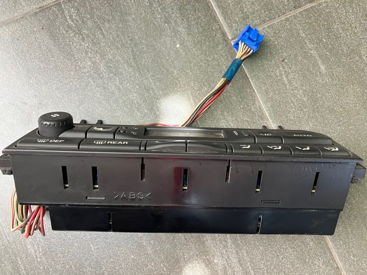 แผงจอควบคุมแอร์ Jaguar Daimler X300 XJ6 Sovereign ของแท้ มือสอง สภาพดี น๊อตล้อ ของใหม่ รูปที่ 5