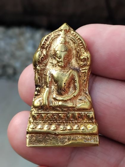 พระพุทธชินราชใบเสมา พิมพ์เล็ก เนื้อโลหะผสม หลังลายผ้า ขนาด 2.40 x 4.20 เซนติเมตร ความหนา 5 มิลลิเมตร เนื้อโลหะแห้ง เหี่ยว เก่าๆ สวยมา
