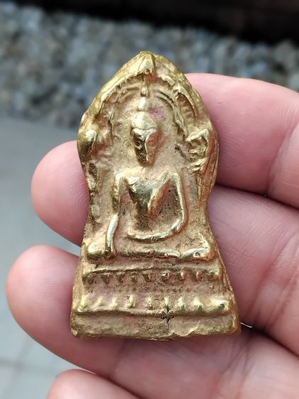 พระพุทธชินราชใบเสมา พิมพ์ใหญ่ฐานสูง เนื้อโลหะผสม หลังลายผ้า ขนาด 2.70 x 4.70 เซนติเมตร ความหนา 5 มิลลิเมตร เนื้อโลหะแห้ง เหี่ยว เก่าๆ