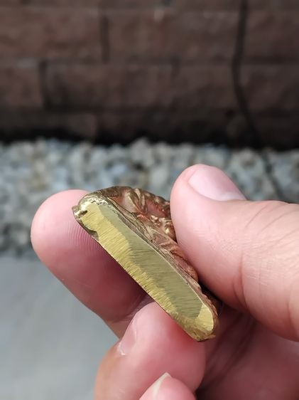 พระขุนแผน กรุวัดบ้านกร่าง จ.สุพรรณบุรี พิมพ์ทรงพลใหญ่ เนื้อทองผสม ขนาดสูง 6.3 cm กว้าง 3 cm พิมพ์คมชัด ​นิยมต้นๆของกรุ พระฟรอม์ดี​ ผิวแห้ง เ รูปที่ 5