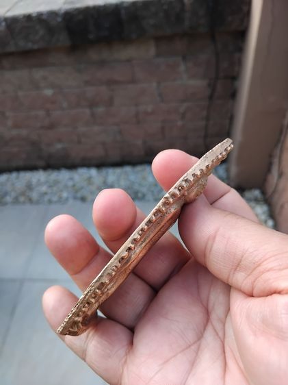 พระร่วงยืนปางประทานพร ข้างเม็ด กรุวัดพระศรีรัตนมหาธาตุ จ.สุโขทัย เนื้อทองผสม พุทธศิลป์ลพบุรี ขนาด 2.5x5.5 cm พิมพ์คม ชัด มีน้ำหนัก สภาพสวย เ รูปที่ 4