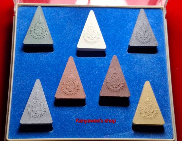 พระสมเด็จนางพญา สก. ชุดเนื้อผง 7 สี  ปี 2547. รูปที่ 3