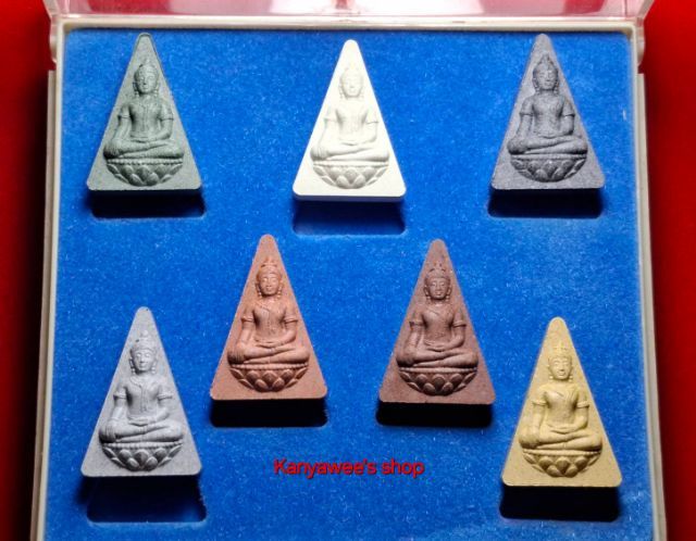 พระสมเด็จนางพญา สก. ชุดเนื้อผง 7 สี  ปี 2547. รูปที่ 2