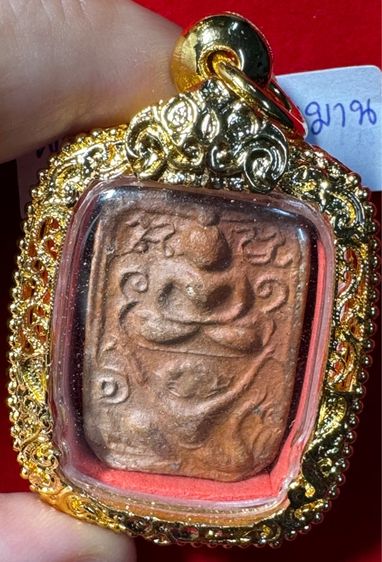 หลวงพ่อปาน วัดบางนมโค กทม. พระเครื่องเนื้อดิน รูปทรงห้าเหลี่ยม พิมพ์สมเด็จประทับหนุมาน ในเลี่ยมทองลงยา พร้อมใช้ รูปที่ 3