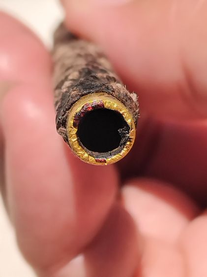 ตะกรุด หุ้มทองคำ หลวงปู่ศุข วัดปากคลองมะขามเฒ่า ประมาณปีพ.ศ. 2440 ถึง 2466 เชือกถัก ลงรัก ยาว 5 นิ้ว ขนาดกำลังน่าใช้ สภาพสมบูรณ์ไม่มีหักซ่อม รูปที่ 9