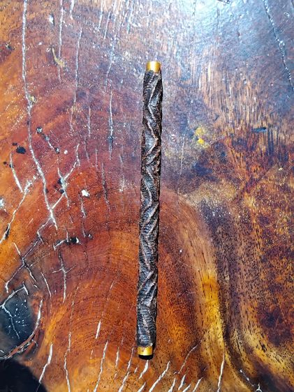 ตะกรุด หุ้มทองคำ หลวงปู่ศุข วัดปากคลองมะขามเฒ่า ประมาณปีพ.ศ. 2440 ถึง 2466 เชือกถัก ลงรัก ยาว 5 นิ้ว ขนาดกำลังน่าใช้ สภาพสมบูรณ์ไม่มีหักซ่อม รูปที่ 7