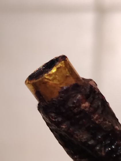 ตะกรุด หุ้มทองคำ หลวงปู่ศุข วัดปากคลองมะขามเฒ่า ประมาณปีพ.ศ. 2440 ถึง 2466 เชือกถัก ลงรัก ยาว 5 นิ้ว ขนาดกำลังน่าใช้ สภาพสมบูรณ์ไม่มีหักซ่อม รูปที่ 11