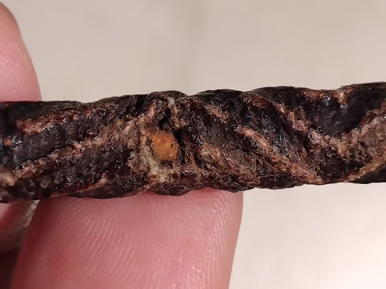 ตะกรุด หุ้มทองคำ หลวงปู่ศุข วัดปากคลองมะขามเฒ่า ประมาณปีพ.ศ. 2440 ถึง 2466 เชือกถัก ลงรัก ยาว 5 นิ้ว ขนาดกำลังน่าใช้ สภาพสมบูรณ์ไม่มีหักซ่อม