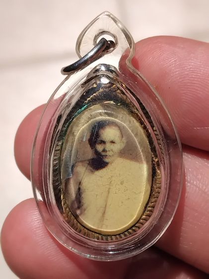 ล็อกเก็ตหลังยันต์ รุ่นแรก หลวงพ่อปี้ วัดลานหอย จ.สุโขทัย เนื้ออลูมิเนียม สวยเดิมๆ เลี่ยมเดิม