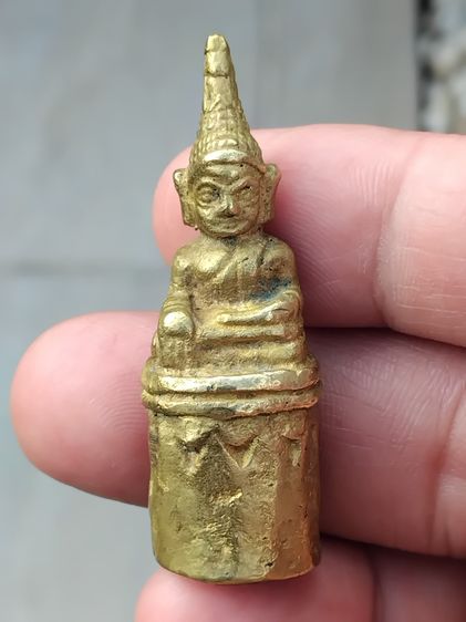 พระเชียงรุ้ง เนื้อโลหะผสม ขนาดห้อยคอ สูง1.5นิ้ว ถือว่าเป็นพระกรุโบราณอายุกว่า 300ปี ที่มีสภาพสวยสมบูรณ์มาก ขึ้นคอบูชาได้เลย สวยมาก เก่า แท้  รูปที่ 6