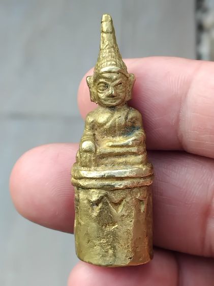 พระเชียงรุ้ง เนื้อโลหะผสม ขนาดห้อยคอ สูง1.5นิ้ว ถือว่าเป็นพระกรุโบราณอายุกว่า 300ปี ที่มีสภาพสวยสมบูรณ์มาก ขึ้นคอบูชาได้เลย สวยมาก เก่า แท้ 