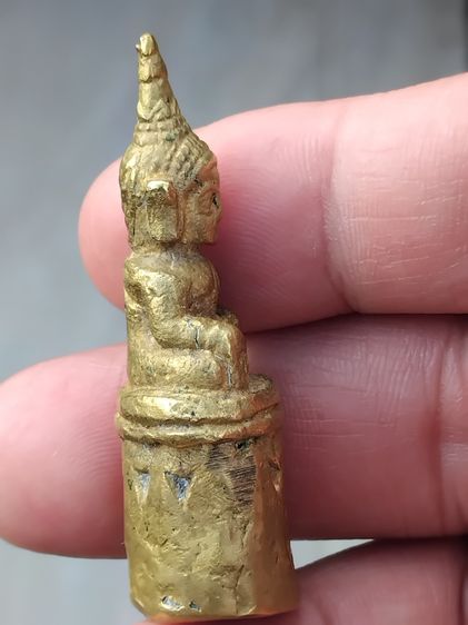 พระเชียงรุ้ง เนื้อโลหะผสม ขนาดห้อยคอ สูง1.5นิ้ว ถือว่าเป็นพระกรุโบราณอายุกว่า 300ปี ที่มีสภาพสวยสมบูรณ์มาก ขึ้นคอบูชาได้เลย สวยมาก เก่า แท้  รูปที่ 4