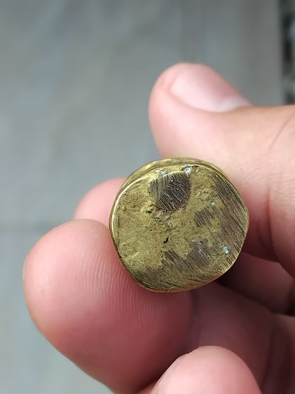 พระเชียงรุ้ง เนื้อโลหะผสม ขนาดห้อยคอ สูง1.5นิ้ว ถือว่าเป็นพระกรุโบราณอายุกว่า 300ปี ที่มีสภาพสวยสมบูรณ์มาก ขึ้นคอบูชาได้เลย สวยมาก เก่า แท้  รูปที่ 3