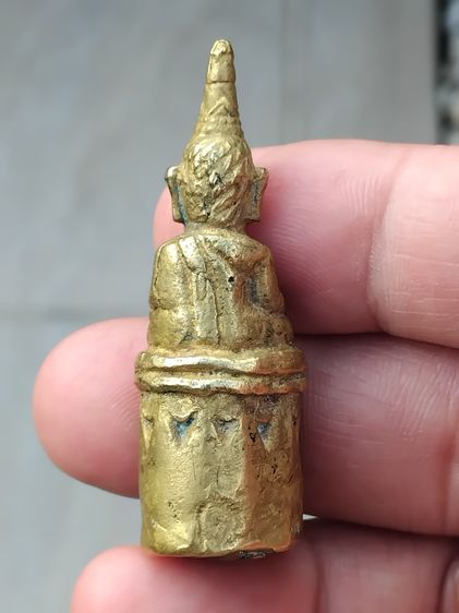 พระเชียงรุ้ง เนื้อโลหะผสม ขนาดห้อยคอ สูง1.5นิ้ว ถือว่าเป็นพระกรุโบราณอายุกว่า 300ปี ที่มีสภาพสวยสมบูรณ์มาก ขึ้นคอบูชาได้เลย สวยมาก เก่า แท้  รูปที่ 2