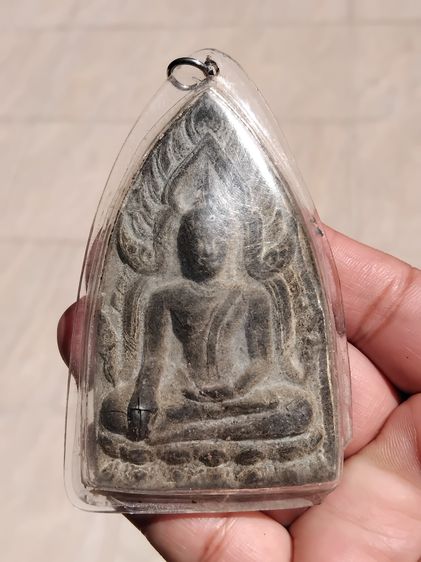 พระพุทธชินราช กรุวัดพระศรีรัตนมหาธาตุ พิษณุโลก เนื้อชิน หลังลายผ้า ขนาด 8x5 cm สวยสมบูรณ์ เก่า แท้ แปลก หาบาก เลี่ยมเดิมๆ พระพุทธชินราชตามปร รูปที่ 3