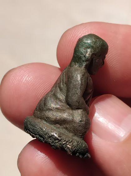 หล่อโบราณ รุ่นแรก พิมพืขี้ตาสามชาย เนื้อเงินผสมแร่เงินยวง หลวงพ่อเงิน วัดบางคลาน พิจิตร สนิมตีนกาของเงิน  แห้ง สีจืด มีน้ำหนัก เดิมๆ สภาพไม่ รูปที่ 3