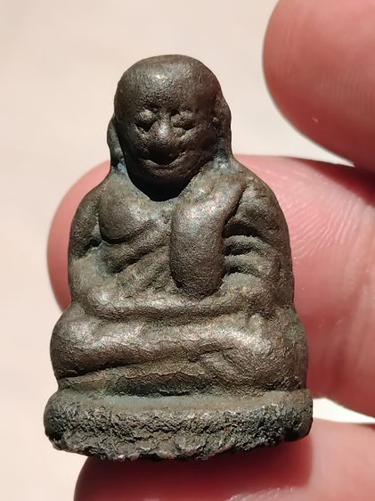 หล่อโบราณ รุ่นแรก พิมพืขี้ตาสามชาย เนื้อเงินผสมแร่เงินยวง หลวงพ่อเงิน วัดบางคลาน พิจิตร สนิมตีนกาของเงิน  แห้ง สีจืด มีน้ำหนัก เดิมๆ สภาพไม่