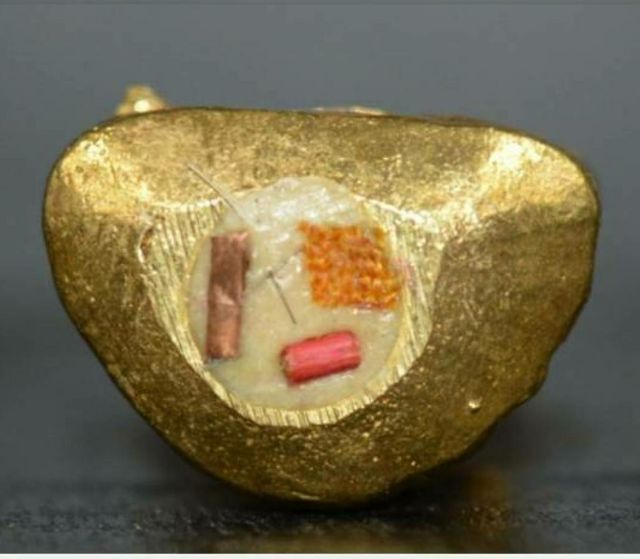 รูปเหมือนนั่งภูเขาก้นอุดผงฝังตะกรุดจีวร เส้นเกษา ล.ป.สิงห์ วัดสีหะลำดวน จ.สุรินทร์ ปี2557รุ่นบารมี87ปี เนื้อทองเหลีอง รูปที่ 3