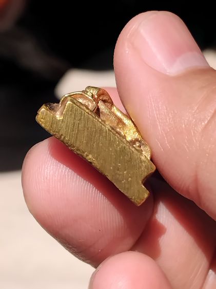 รูปหล่อ หลวงพ่อคูณ พิมพ์เตารีด รุ่นเฮงคูณเฮง ปี 2536 ตอก 2 โค๊ด เนื้อทองฝาบาตร ขนาดโดยประมาณ สูง 3.5 ซม. กว้าง 2 ซม.สภาพสวยมาก เดิมๆ พระสถาพ รูปที่ 5