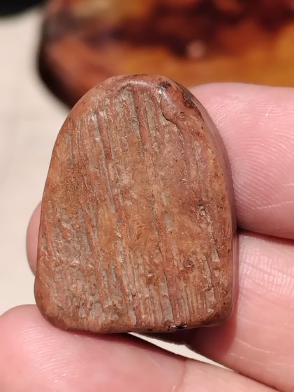 พระซุ้มกอ พิมพ์ใหญ่ หลังอย่างสวย เนื้อดิน มีแร่ดอกมะขาม สีพิกุล ผิวมันเงา แห้ง ตำหนิครบ กนกติดแขนด้านซ้าย ตามสูตร จับองค์พระแล้วไม่คมมือ เป็ รูปที่ 2