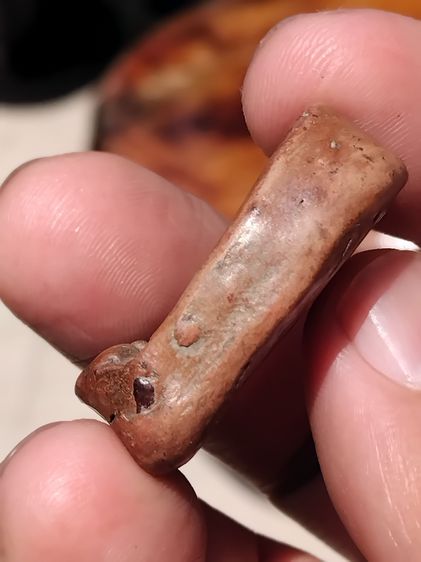 พระซุ้มกอ พิมพ์ใหญ่ หลังอย่างสวย เนื้อดิน มีแร่ดอกมะขาม สีพิกุล ผิวมันเงา แห้ง ตำหนิครบ กนกติดแขนด้านซ้าย ตามสูตร จับองค์พระแล้วไม่คมมือ เป็ รูปที่ 3