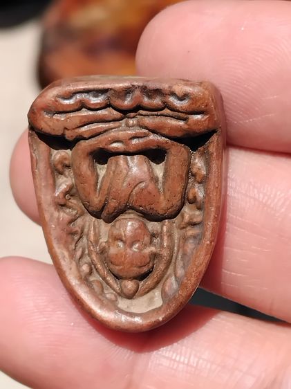 พระซุ้มกอ พิมพ์ใหญ่ หลังอย่างสวย เนื้อดิน มีแร่ดอกมะขาม สีพิกุล ผิวมันเงา แห้ง ตำหนิครบ กนกติดแขนด้านซ้าย ตามสูตร จับองค์พระแล้วไม่คมมือ เป็ รูปที่ 5