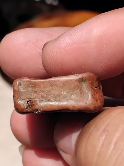 พระซุ้มกอ พิมพ์ใหญ่ หลังอย่างสวย เนื้อดิน มีแร่ดอกมะขาม สีพิกุล ผิวมันเงา แห้ง ตำหนิครบ กนกติดแขนด้านซ้าย ตามสูตร จับองค์พระแล้วไม่คมมือ เป็ รูปที่ 7