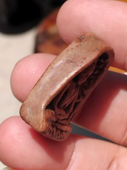 พระซุ้มกอ พิมพ์ใหญ่ หลังอย่างสวย เนื้อดิน มีแร่ดอกมะขาม สีพิกุล ผิวมันเงา แห้ง ตำหนิครบ กนกติดแขนด้านซ้าย ตามสูตร จับองค์พระแล้วไม่คมมือ เป็ รูปที่ 4