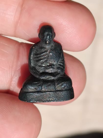 รูปเหมือน หลวงพ่อพันธ์ วัดบางสะพาน จ.พิษณุโลก พิมพ์เล็ก รุ่นแรกๆ ปี 251x เนื้อนวะ พระผิวแห้งๆ ขนาดประมาณ 1 ซม องค์นี้สภาพสวยๆ หายากมากๆ หลวง