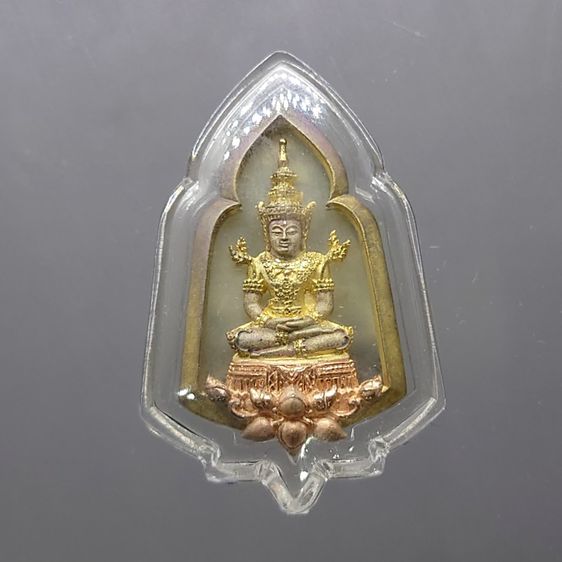 พระแก้วมรกต หลัง ตราพระปรมาภิไธยย่อ ภ.ป.ร.เนื้อเงินสามกษัตริย์ โรงพยาบาลภูมิพลฯ จัดสร้าง ปี2547 พร้อมกล่องเดิม รูปที่ 2