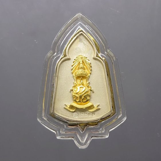 พระแก้วมรกต หลัง ตราพระปรมาภิไธยย่อ ภ.ป.ร.เนื้อเงินสามกษัตริย์ โรงพยาบาลภูมิพลฯ จัดสร้าง ปี2547 พร้อมกล่องเดิม รูปที่ 3