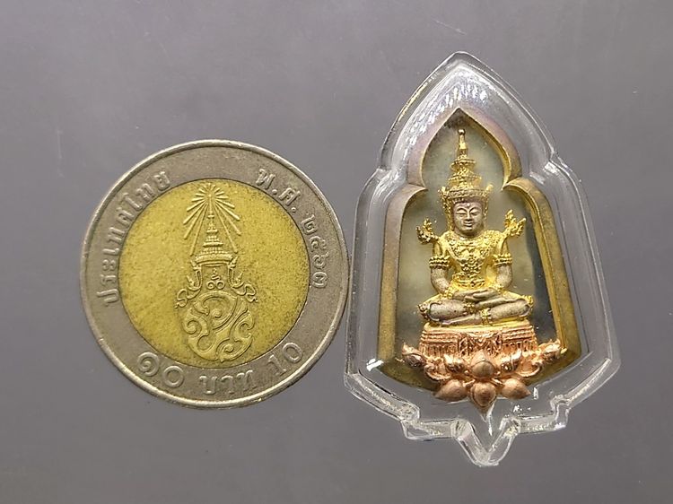 พระแก้วมรกต หลัง ตราพระปรมาภิไธยย่อ ภ.ป.ร.เนื้อเงินสามกษัตริย์ โรงพยาบาลภูมิพลฯ จัดสร้าง ปี2547 พร้อมกล่องเดิม รูปที่ 5