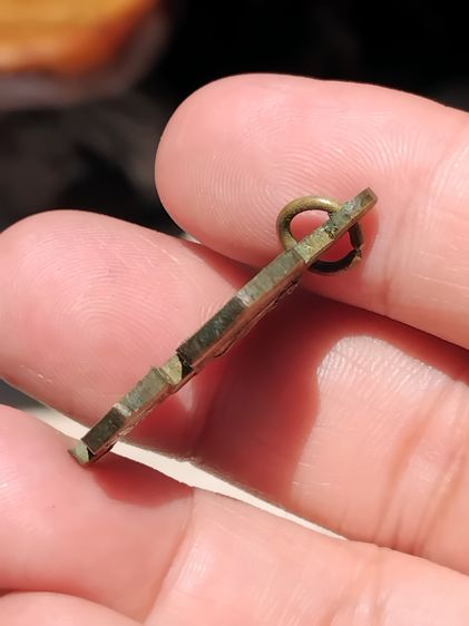 เหรียญว่าวจุฬา หลวงปู่สรวง วัดไพรพัฒนา จ.ศรีสะเกษ ปี 2536 เนื้อทองเหลืองฝาบาท ขนาดกว้าง 1 นิ้ว สูง 1 นิ้ว สวย เก่า สภาพผิวหิ้ง แท้ หายาก  ท่ รูปที่ 4