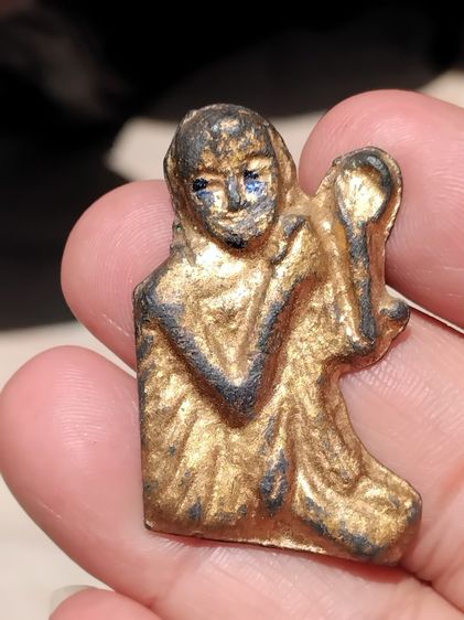 รูปเหมือนหันข้าง หลังเรียบ หลวงปู่สรวง เนื้อตะกั่วปิดทอง ขนาดกว้าง 1 นิ้ว สูง 1.5 นิ้ว สวย เก่า สภาพผิวหิ้ง แท้ หายาก 