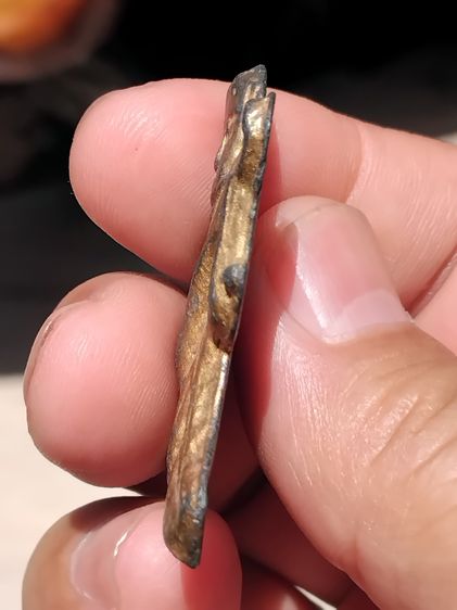 รูปเหมือนหันข้าง หลังเรียบ หลวงปู่สรวง เนื้อตะกั่วปิดทอง ขนาดกว้าง 1 นิ้ว สูง 1.5 นิ้ว สวย เก่า สภาพผิวหิ้ง แท้ หายาก  รูปที่ 3