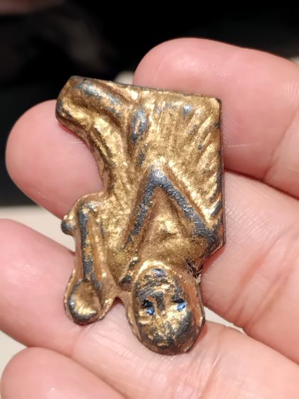 รูปเหมือนหันข้าง หลังเรียบ หลวงปู่สรวง เนื้อตะกั่วปิดทอง ขนาดกว้าง 1 นิ้ว สูง 1.5 นิ้ว สวย เก่า สภาพผิวหิ้ง แท้ หายาก  รูปที่ 6