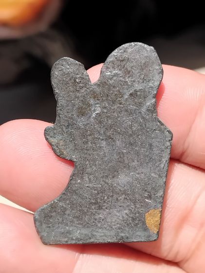 รูปเหมือนหันข้าง หลังเรียบ หลวงปู่สรวง เนื้อตะกั่วปิดทอง ขนาดกว้าง 1 นิ้ว สูง 1.5 นิ้ว สวย เก่า สภาพผิวหิ้ง แท้ หายาก  รูปที่ 2