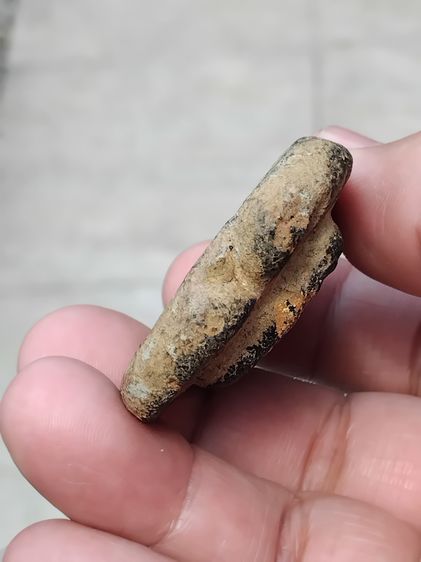 พระนางพญา หลังฝังตกรุด 1 ดอก มีกริ่ง เนื้อดินผสมผง เก่า แท้ แปลก หายาก รูปที่ 5