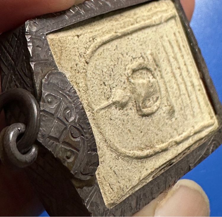 พระสมเด็จสามชั้นเส้นด้าย กรุวัดอินทร์(ในองค์พระ) พร้อมกรอบเงิน รูปที่ 7