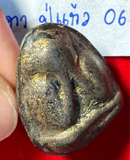 พระปิดตาหลังแบบ พิมพ์กลาง เนื้อผงใบลาน หลวงพ่อแก้ว วัดเครือวัลย์ จังหวัดชลบุรี สภาพเดิมรหัส 06  รูปที่ 18