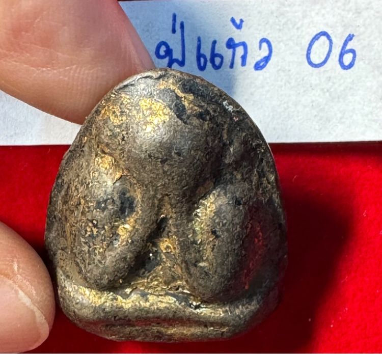 พระปิดตาหลังแบบ พิมพ์กลาง เนื้อผงใบลาน หลวงพ่อแก้ว วัดเครือวัลย์ จังหวัดชลบุรี สภาพเดิมรหัส 06  รูปที่ 17