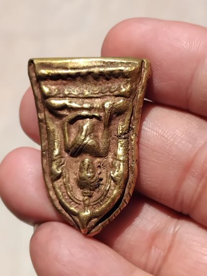 พระพุทธชินราชใบเสมา พิมพ์พิเศษ 2 หน้า เนื้อสัมฤทธิ์แก่ทอง หลังลายผ้า ขนาด 2.60 x 3.80 เซนติเมตร ความหนา เนื้อโลหะแห้ง เหี่ยว ผิวเดิม เก่าๆ ส รูปที่ 6