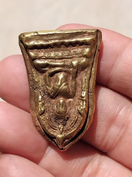 พระพุทธชินราชใบเสมา พิมพ์พิเศษ 2 หน้า เนื้อสัมฤทธิ์แก่ทอง หลังลายผ้า ขนาด 2.60 x 3.80 เซนติเมตร ความหนา เนื้อโลหะแห้ง เหี่ยว ผิวเดิม เก่าๆ ส รูปที่ 7