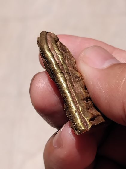 พระพุทธชินราชใบเสมา พิมพ์พิเศษ 2 หน้า เนื้อสัมฤทธิ์แก่ทอง หลังลายผ้า ขนาด 2.60 x 3.80 เซนติเมตร ความหนา เนื้อโลหะแห้ง เหี่ยว ผิวเดิม เก่าๆ ส รูปที่ 3