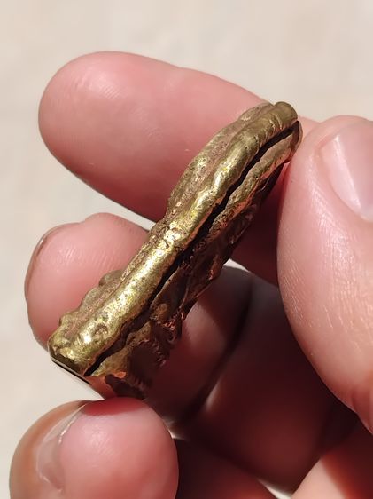 พระพุทธชินราชใบเสมา พิมพ์พิเศษ 2 หน้า เนื้อสัมฤทธิ์แก่ทอง หลังลายผ้า ขนาด 2.60 x 3.80 เซนติเมตร ความหนา เนื้อโลหะแห้ง เหี่ยว ผิวเดิม เก่าๆ ส รูปที่ 4