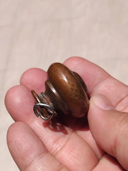 บาตรตัน ขนาด 1 นิ้ว เนื้อสัมฤทธิ์ ผิวเดิมๆ ออกสองสี มีน้ำหนัก ของเก่า ของโบราณ สภาพสวย สมบูรณ์ แท้ หายาก  บาตรตัน เป็นความเชื่อในเรื่อง มหาอ รูปที่ 4