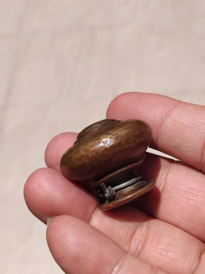 บาตรตัน ขนาด 1 นิ้ว เนื้อสัมฤทธิ์ ผิวเดิมๆ ออกสองสี มีน้ำหนัก ของเก่า ของโบราณ สภาพสวย สมบูรณ์ แท้ หายาก  บาตรตัน เป็นความเชื่อในเรื่อง มหาอ รูปที่ 5