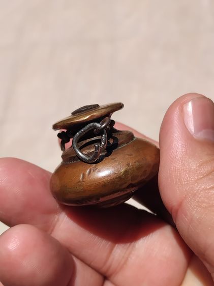 บาตรตัน ขนาด 1 นิ้ว เนื้อสัมฤทธิ์ ผิวเดิมๆ ออกสองสี มีน้ำหนัก ของเก่า ของโบราณ สภาพสวย สมบูรณ์ แท้ หายาก  บาตรตัน เป็นความเชื่อในเรื่อง มหาอ รูปที่ 6