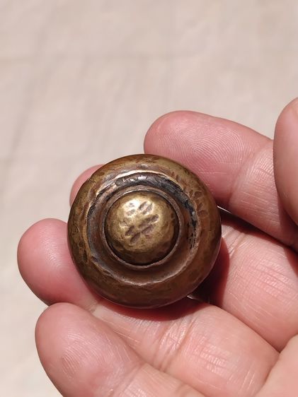 บาตรตัน ขนาด 1 นิ้ว เนื้อสัมฤทธิ์ ผิวเดิมๆ ออกสองสี มีน้ำหนัก ของเก่า ของโบราณ สภาพสวย สมบูรณ์ แท้ หายาก  บาตรตัน เป็นความเชื่อในเรื่อง มหาอ